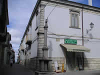 Un lato del Palazzo Pignatelli a Monteleone di Puglia