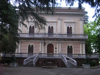 La splendida facciata della villa De Marco