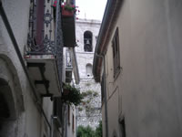 Il campanile della Cattedrale che si vede tra due palazzine