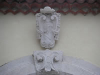 Lo stemma che si trova sul portale a lato della Cattedrale