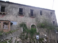La malandata facciata del Castello di Montemarano