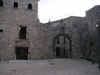 L'arco d'ingresso al castello normanno, noto come castello "della Leonessa"