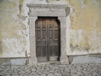 Il portale in pietra della chiesa di S. Eustachio