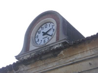L'orologio sul tetto della chiesa di S. Audeniio, sicuramente aggiunto in tempi molto posteriori all'edificazione dell'edificio religioso