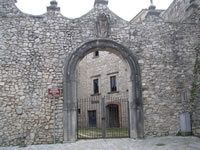  Il castello normanno, noto come "Castello della Leonessa" (arco d'ingresso)