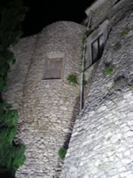 Immagine notturna del castello normanno