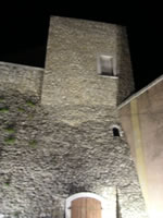 Immagine notturna del castello normanno
