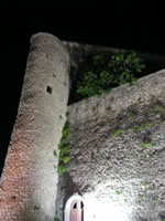 Immagine notturna del castello normanno