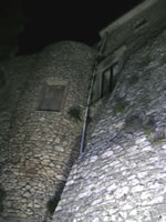 Immagine notturna del castello normanno