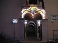 Immagine notturna e durante una festa dell'ex convento dei Padri Predicatori Domenicani, ora adibito a sede del Municipio