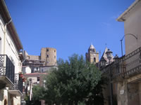 La parte superiore del Castello e della Cattedrale, che spuntano tra i rami di un albero