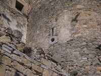 Una feritoia tra le mura del Castello di Monteverde