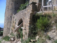 La struttura d'ingresso a cui era collegato il ponte levatoio del castello di Monteverde
