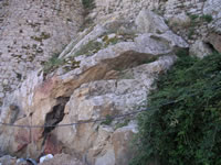 La roccia che affiora alla base del Castello di Monteverde