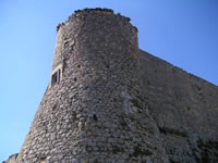 Una delle torri cilindriche del castello di Monteverde