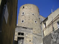 Una torre cilindrica del Castello di Monteverde. Le sue ottime condizioni lasciano trasparire un sicuro recente intervento di restauro