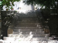 Le scalinate che conducono alla Cattedrale di Monteverde