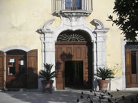 Lo splendido portale in pietra dell'ex Convento Agostiniano, ora sede del Municipio a Piano