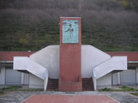 Monumento moderno presso il parcheggio pubblico a Piazza di Pandola