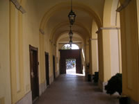 Il porticato interno dell'ex Convento Agostiniano, ora sede del Municipio a Piano
