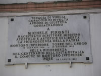 La lapide sulla facciata del Palazzo Pironti dedicata a Michele Pironti