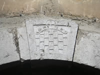 Uno stemma su di un portale in pietra. Porta la data del 1759