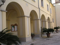 Le colonne del Chiostro dell'ex Convento Agostiniano, ora sede del Municipio a Piano