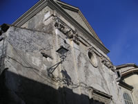 La parte superiore della facciata della diruta Chiesa della Madonna delle Grazie