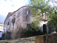 Un edificio diruto nel vecchio borgo