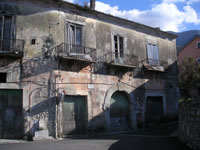 Un edificio diruto del vecchio borgo