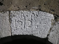 La data "1712" incisa su di un portale in pietra