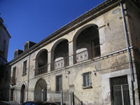 Particolare dell'edificio che affianca la Chiesa Parrocchiale di San Martino