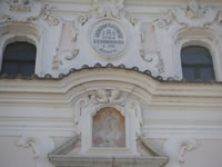 San Pietro, particolare della facciata dell'Arciconfraternita del Santissimo nome di Gesù, dove si legge la data del 1701