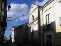 La facciata della Chiesa dell'Addolorata, "ristretta" tra le palazzine circostanti