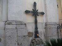 La Croce metallica nei pressi del portale d'ingresso della Chiesa dell'Addolorata