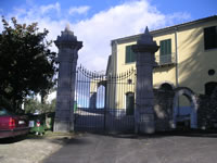 Il cancello d'ingresso del Santuario dell'Incoronata