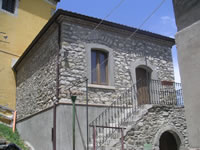 Una bella casetta restaurata dell'antico borgo di Morra