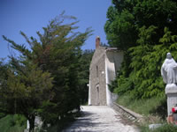 La chiesa di Montecalvario, fuori del centro abitato di Morra