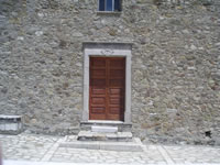 Il semplice portale della chiesa di Montecalvario