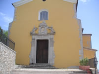 La facciata della chiesa Madre di Morra, con in primo piano lo splendido portale in pietra
