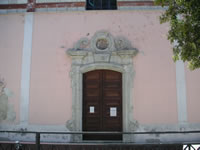 Il portale in pietra della chiesa di San Rocco