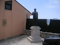 Una statua dedicata a Francesco De Sanctis