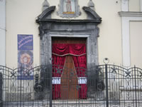 Il bel portale della chiesa di Maria SS del Carmelo