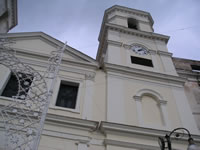 Particolare della facciata e di una delle torri gemelle del Santuario di S. Filomena