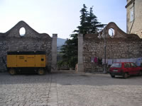 Il portale che consente l'accesso al complesso monumentale dedicato all'Arcangelo ed all'Annunziata