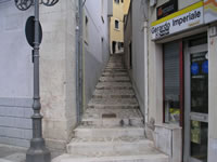Una scalinata in pietra