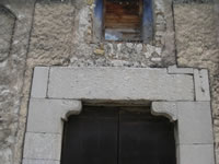 La parte superiore del portale d'ingresso in pietra della chiesa di S. Giuseppe