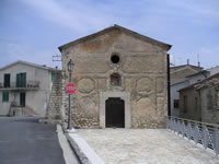 La piccola chiesa di S. Giuseppe, su di un lato della grande piazza su cui si trovano anche il Municipio e la Torre Medioevale