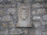 Lo stemma che figura sulle pareti della torre medioevale