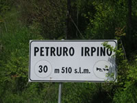 Il cartello stradale che ci accoglie all'arrivo a Petruro Irpino